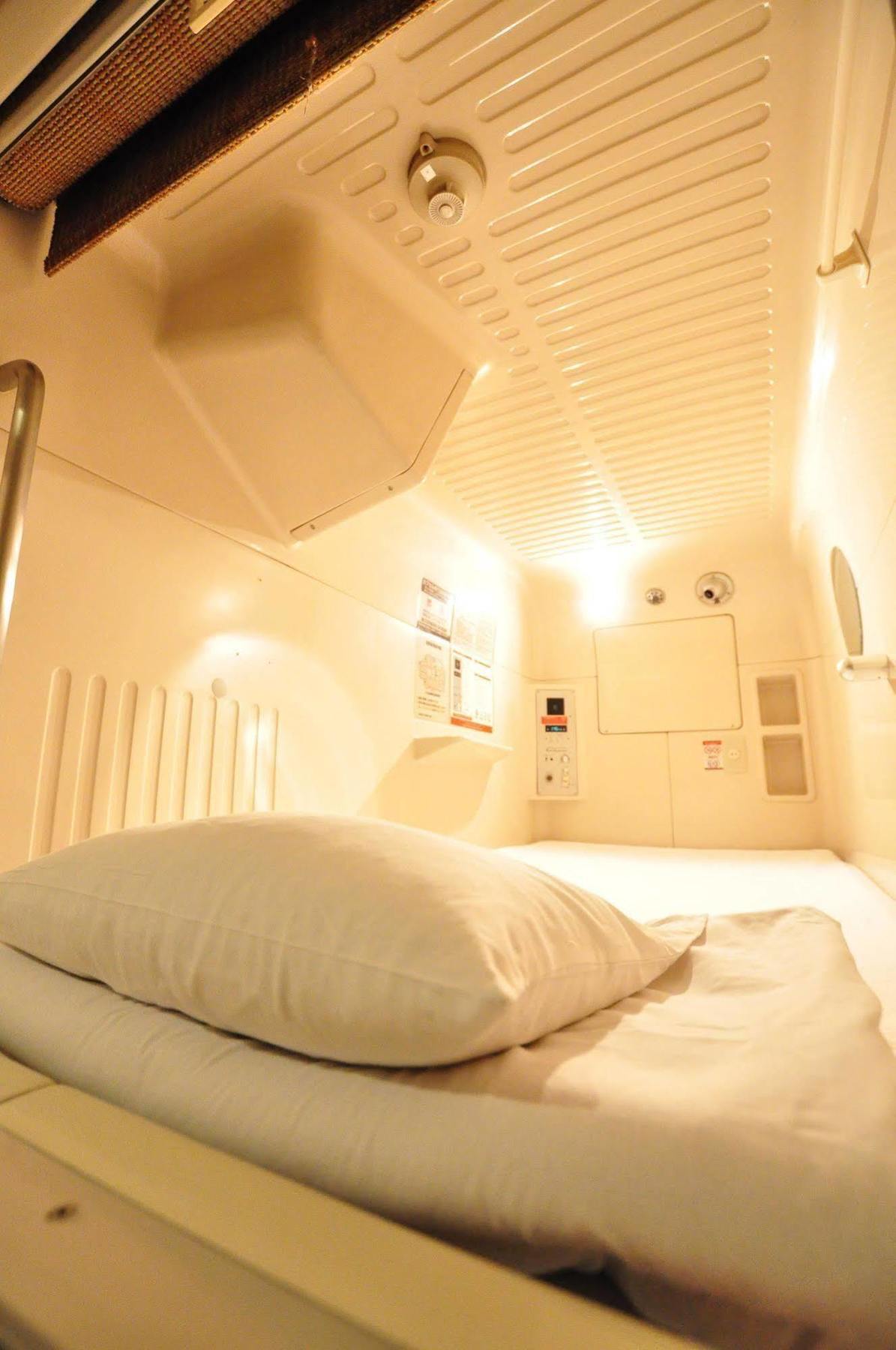 Capsule Hotel Asahi Plaza Shinsaibashi Osaka Exterior photo